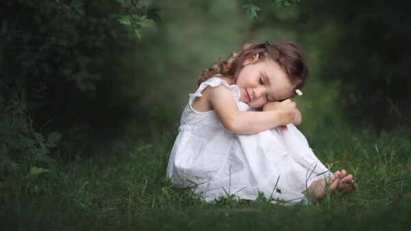 Wallpaper White, Desktop, Girl, Sitting, Cute, Wearing, Head, Little, Green, Grass, Dress, Resting, Knees