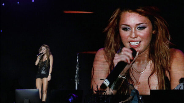 Wallpaper Screen, Cyrus, Image, Miley, Her, Desktop, Stage, Singing, Big, With