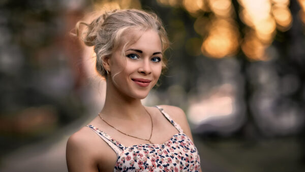 Wallpaper Wearing, Flowers, Model, Smiley, Girl, Yellow, White, Printed, Background, Standing, Girls, Lights, Dress, Bokeh