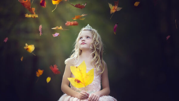 Wallpaper Little, Wearing, With, Cute, Autumn, Looking, Dress, Pink, Light, Fallen, Background, Girl, Crown, Leaves