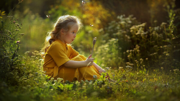 Wallpaper Seeing, Dress, Sitting, Cute, Girl, Yellow, And, Baby, Bees, Desktop, With