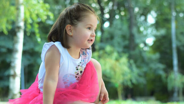 Wallpaper Sitting, Dress, Bokeh, Background, White, Wearing, Cute, Green, Leaves, Pink, Little, Girl, Blur