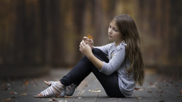 Wallpaper Cute, Seeing, Girl, Sitting, Background, Small, With, Hair, Mobile, Shallow, Desktop, Long, And, Leaf