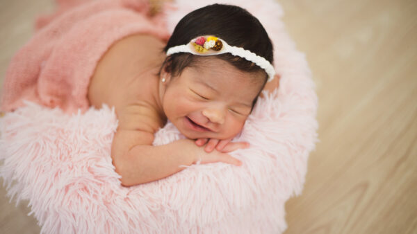 Wallpaper Desktop, Towel, Color, Woolen, Girl, Peach, Bed, Baby, White, Smiley, Wearing, With, Sleeping, Covered, Headband, Cute