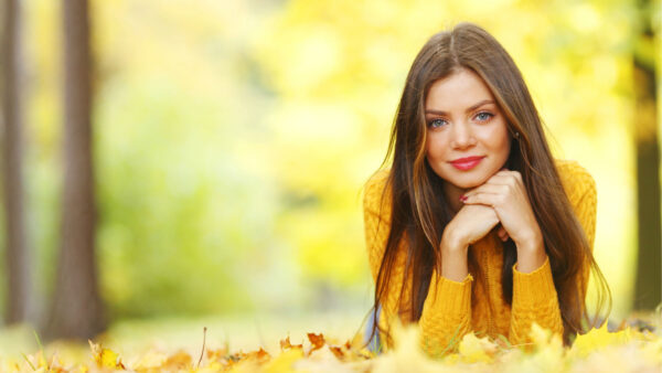 Wallpaper Bokeh, Beautiful, Desktop, Blur, Background, Lying, Wearing, Mobile, Yellow, Leaves, Down, Model, Girls, Dry, Girl, Dress