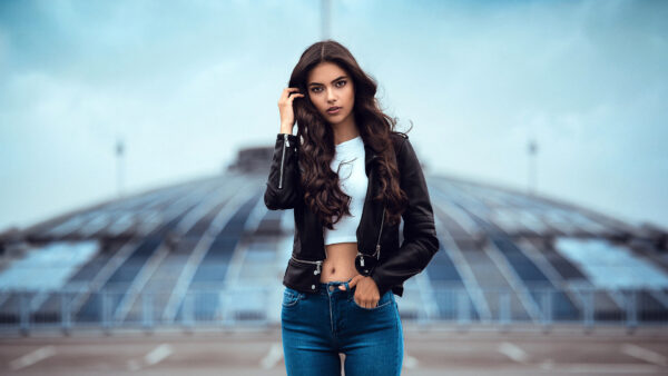 Wallpaper White, Theresa, Standing, Girl, Top, Wearing, Blur, Beautiful, Jacket, Black, Girls, Model, Laura, Jeans, Background, And, Blue, Leather