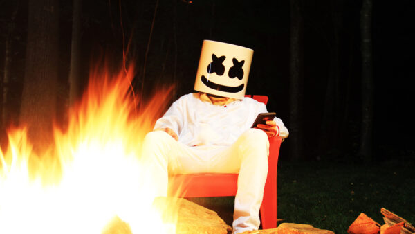 Wallpaper Desktop, White, Wearing, Dress, Hand, Marshmello, Front, Phone, With, Sitting, Fire