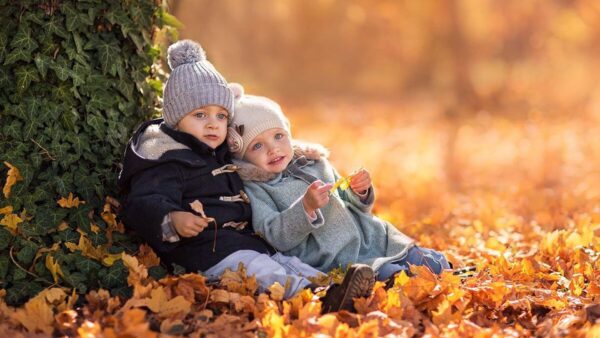 Wallpaper Little, Dress, Dry, Two, Sitting, Woolen, Wearing, Leaves, Cute, Blur, Knitted, Green, Boys, Bokeh, Background, Are