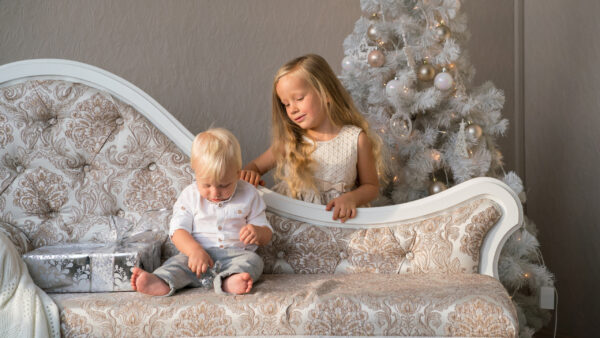 Wallpaper Her, Tree, Sister, Background, Boy, Sofa, Desktop, Sitting, Cute, With, Christmas, Little