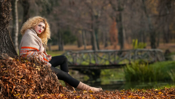 Wallpaper Girl, Dress, Model, Sitting, Blur, Dry, Black, Leaves, Wearing, Girls, With, Background, Whie, Trunk, Tree, Trees, Beautiful