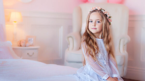 Wallpaper Little, Girl, Wearing, Sitting, White, Beautiful, Dress, And, Bed, Wreath, Cute