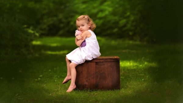 Wallpaper White, Wearing, Toy, Sitting, Little, Box, Background, Blur, Cute, With, Girl, Wood, Green, Desktop, Dress