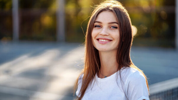 Wallpaper Girls, Smiley, White, Blur, Background, Bokeh, Dress, Wearing, Girl, Grey, Eyes, Model, Standing