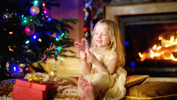 Wallpaper Desktop, Wearing, Frock, Sandal, Cane, Bed, Near, Decorated, Sitting, Tree, Mobile, Smiley, Girl, Christmas, Color, Little, Hands, Having, Candy, Cute