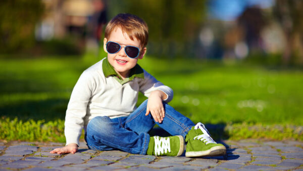 Wallpaper Bokeh, Blue, Cute, Boy, T-Shirt, Desktop, Jeans, Wearing, White, Green, Background, Little, Shoes, Blur, Mobile, Sitting