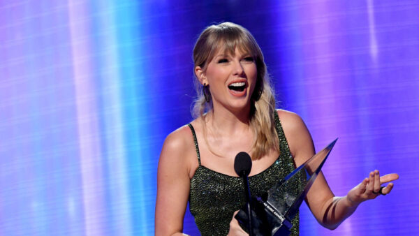 Wallpaper Laughing, Swift, Award, Hand, Holding, And, Desktop, Taylor