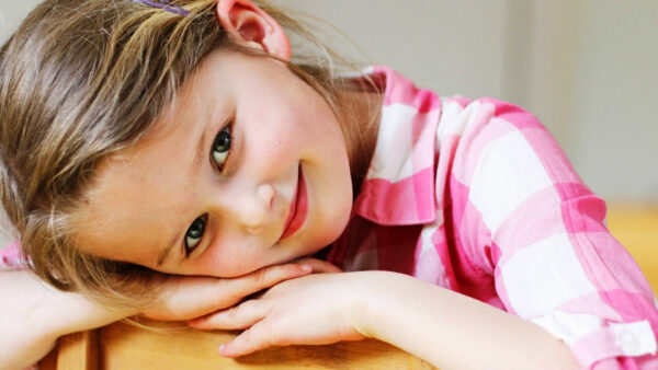 Wallpaper Wearing, Smiley, Checked, Chair, Cute, Pink, Shirt, Sitting, Girl, Little, White, Desktop, Wood