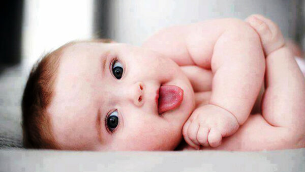Wallpaper Charming, Baby, Lying, Tongue, Showing, With, Eyes, Black, Desktop, And, Cute
