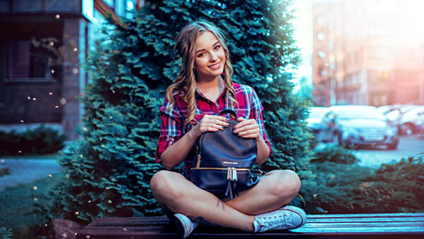 Wallpaper Cute, Model, Black, Shirt, Tree, Wood, Wearing, Sitting, Bench, Smiley, Background, Stripes, Bag, With, Red, Green, Girls