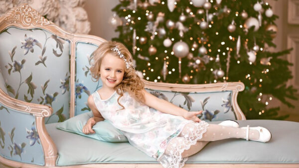 Wallpaper Girl, Background, Tree, Little, Decorated, Down, Smiling, Dress, White, Blue, Lying, Wearing, Christmas, Cute, Couch