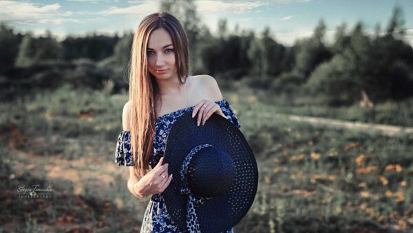 Wallpaper Nature, Girl, Wearing, Background, Blur, Dress, Big, Holding, Model, Blue, Girls, Hat, Sitting