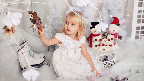 Wallpaper Snowman, Toys, Cute, Dress, Wearing, Background, Sitting, Christmas, Bed, White, Girl, Tree, Little
