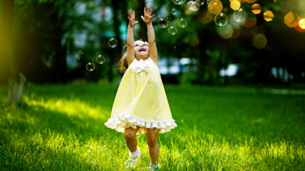 Wallpaper Yellow, Playing, Desktop, With, Girl, Dress, Little, Grass, Cute, Green, Wearing, Bubbles