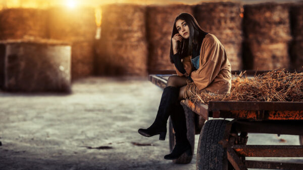 Wallpaper Sunset, Desktop, Model, Sitting, And, Aresti, Background, With, Brown, Barrels, Dress, Margherita