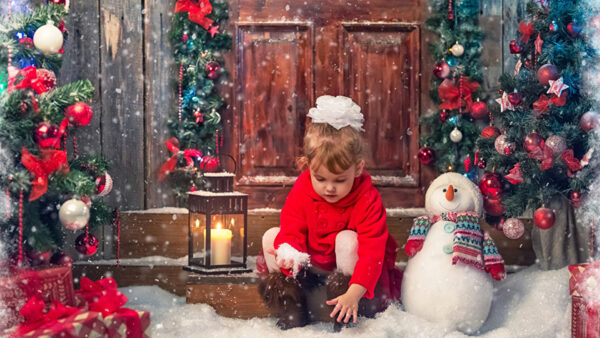 Wallpaper Snowmen, Little, Cute, Dress, Red, Girl, Near, Toy, Sitting, Wearing