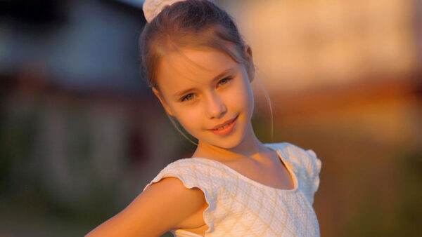 Wallpaper Smiley, Background, Blur, White, Standing, Wearing, Girl, Little, Cute, Dress