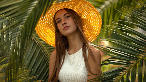 Wallpaper Brunette, Girl, Yellow, Girls, Leaves, Green, Hat, White, Top, Background, And, Model, Wearing