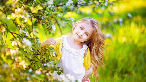 Wallpaper Yellow, Blue, Dress, Green, White, Blur, Wearing, Cute, Little, Standing, Background, Beautiful, Girl, Eyes