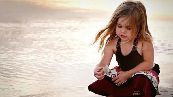 Wallpaper Beach, Dress, With, Cute, Sand, Wearing, Colorful, Little, Seashell, Girl, Sitting