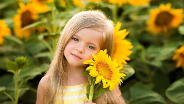 Wallpaper Desktop, Eyes, Stripes, Hair, Little, Dress, With, Girl, Sunflowers, Wearing, Blue, Sunflower, Yellow, Background, Blonde, Hand, Cute