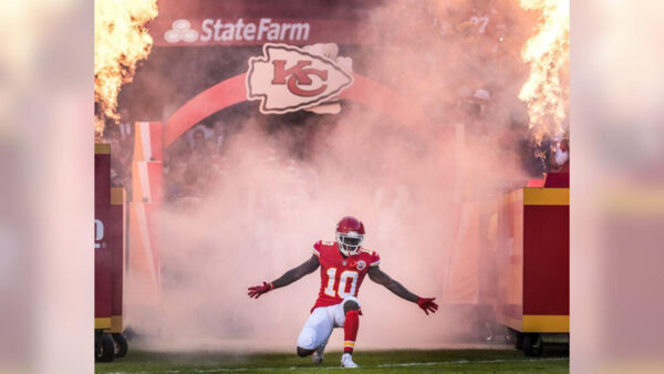 Wallpaper White, Tyreek, Wearing, Sports, Red, Pink, Hill, Smoke, Background, Dress