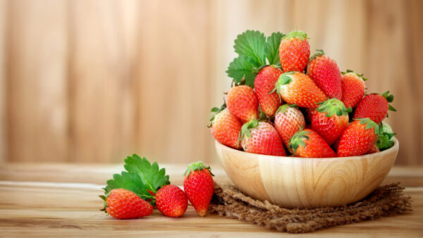 Wallpaper Leaves, Green, Bowl, With, Strawberry, Strawberries