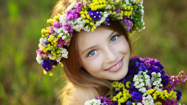 Wallpaper Having, Desktop, Head, Cute, With, Eyes, Girl, Little, Flower, Bouquet, Wreath, Colorful, Smiley, Blue