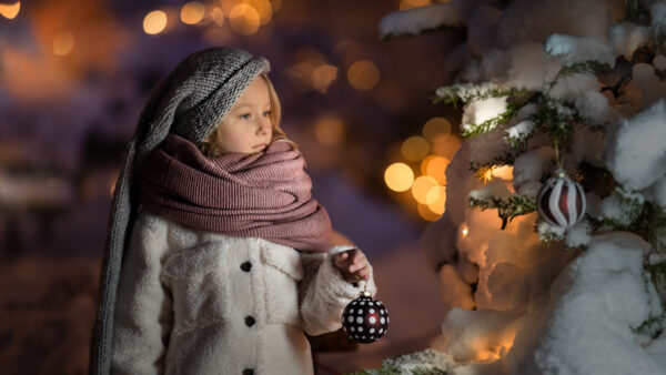 Wallpaper Decorated, Near, Background, Desktop, Cute, Tree, Cap, Cloth, Standing, Fur, Girl, Woolen, Wearing, Frozen, Little, Christmas, Knitted, Dress, Bokeh, Blur, Mobile