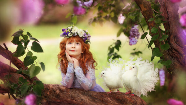 Wallpaper Nearby, Pigeon, Wearing, Looking, Trunk, Holding, Redhead, Tree, Wreath, With, Little, Girl, Face, Cute, Desktop, Leaning, Hand