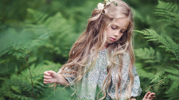 Wallpaper Dress, Wearing, Leaves, Blur, Cute, Touching, Blonde, Desktop, Little, White, Green, Printed, Background, Girl