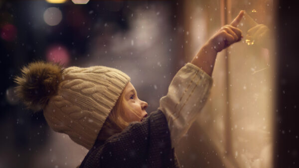 Wallpaper Glass, Girl, Cute, Desktop, Snow, During, Child, Fall, Touching, Winter