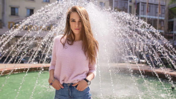 Wallpaper Top, Wearing, Girls, Fountain, Girl, Blue, Standing, Model, Background, Jean, And, Pink