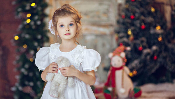 Wallpaper Dress, Background, Wearing, White, With, Girl, Blur, Toy, Blue, Standing, Eyes, Tree, Little, Snowman, Christmass, Decorated, Cute