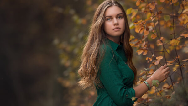Wallpaper Girls, Blue, Wearing, Eyes, Green, Background, Dress, Standing, Blur, Blonde, Leaves, Girl, Model