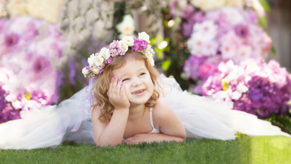 Wallpaper Wreath, Smiley, Holding, Flowers, Grass, Wearing, White, And, Face, Hand, Down, Green, Cute, Dress, With, Lying, Girl