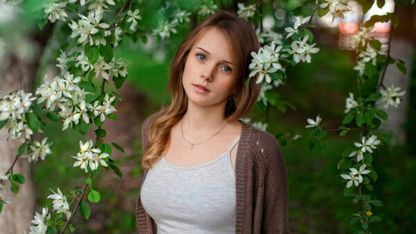 Wallpaper Brown, Background, Wearing, Girl, Beautiful, Grass, Stunning, Knitted, Woolen, Standing, Green, Girls, Field, Overcoat, Model, Ash