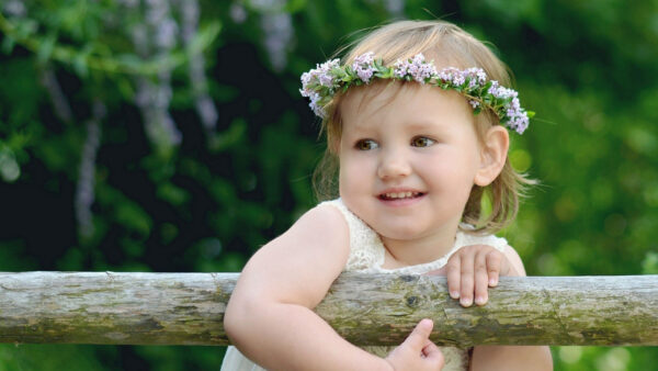 Wallpaper Standing, Wood, With, White, And, Smiling, Flower, Green, Head, Shallow, Desktop, Baby, Crown, Trees, Background, Holding, Cute, Dress