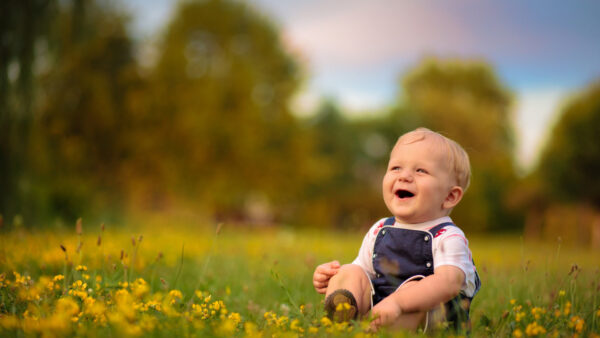 Wallpaper White, Blur, Bokeh, Desktop, Dress, Boy, Blue, Grass, Smiley, Cute, Wearing, Background, Sitting