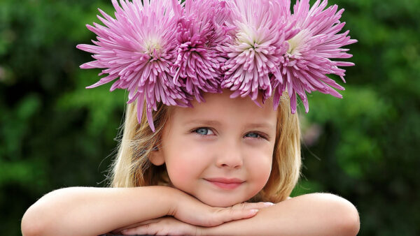 Wallpaper Little, Background, Green, Girl, Having, Wreath, Cute, Bokeh, Flower, Head