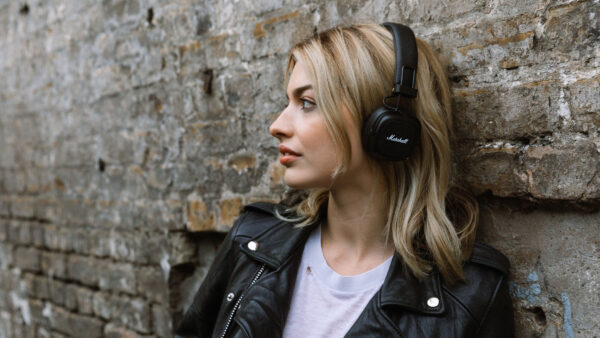 Wallpaper Wearing, Leaning, Jacket, Black, Desktop, Girl, Headphone, Leather, Model, WALL, With, Dirtly, Blonde, Mobile, Hair